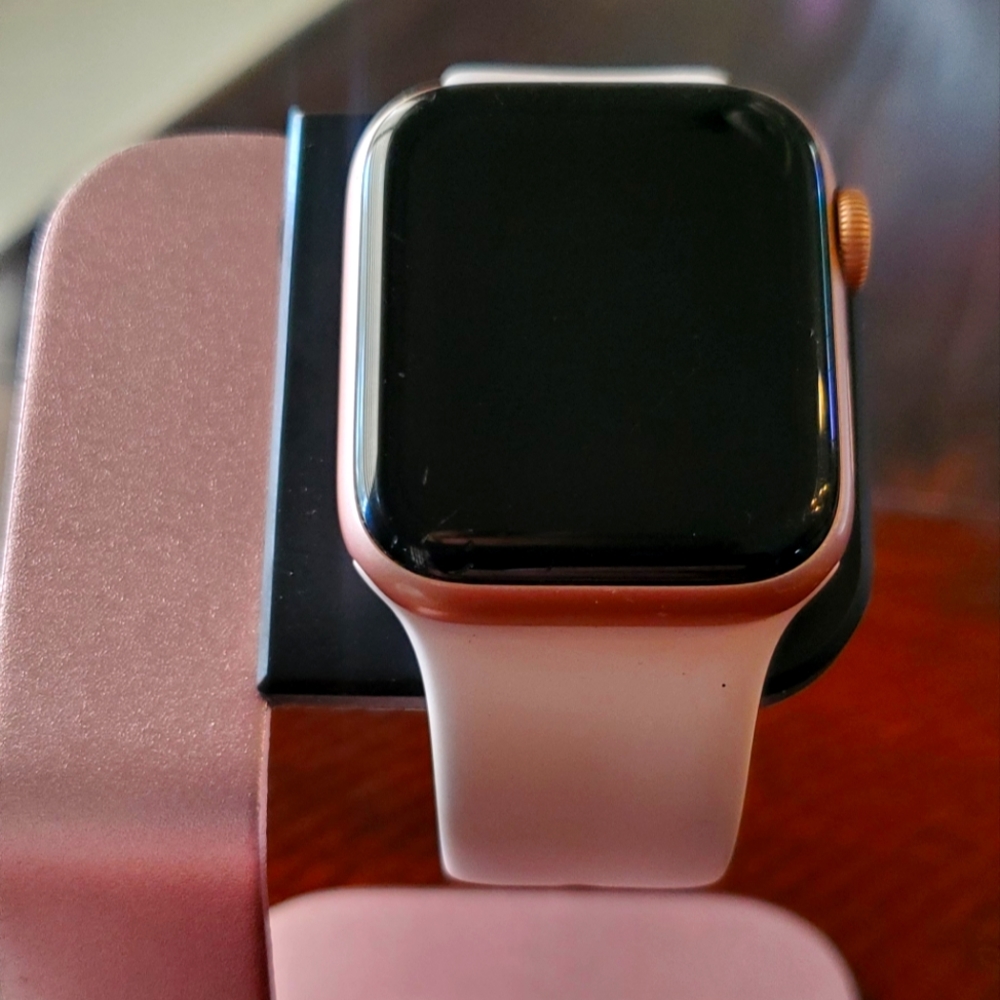 Apple Watch Series 5 with Charger & Stand